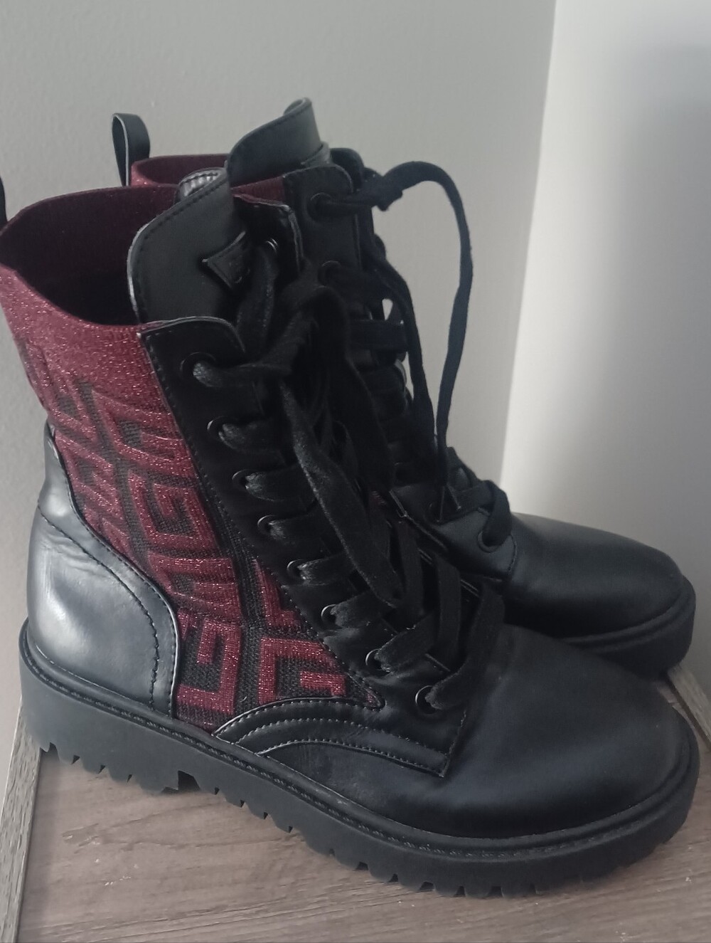 Guess Olina Combat Boots Wine Sz 7.5